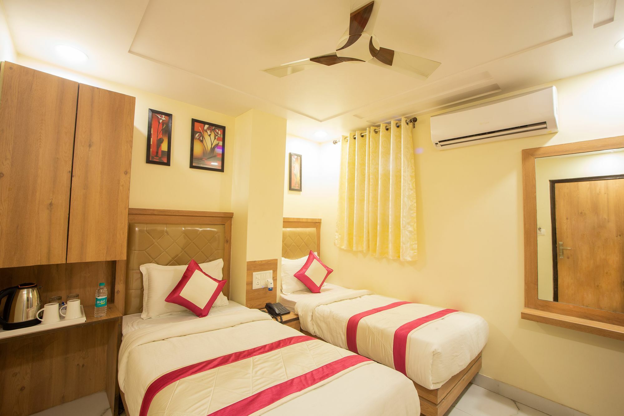Hotel Sarthak Palace - By Pooja Hospitality ニューデリー エクステリア 写真
