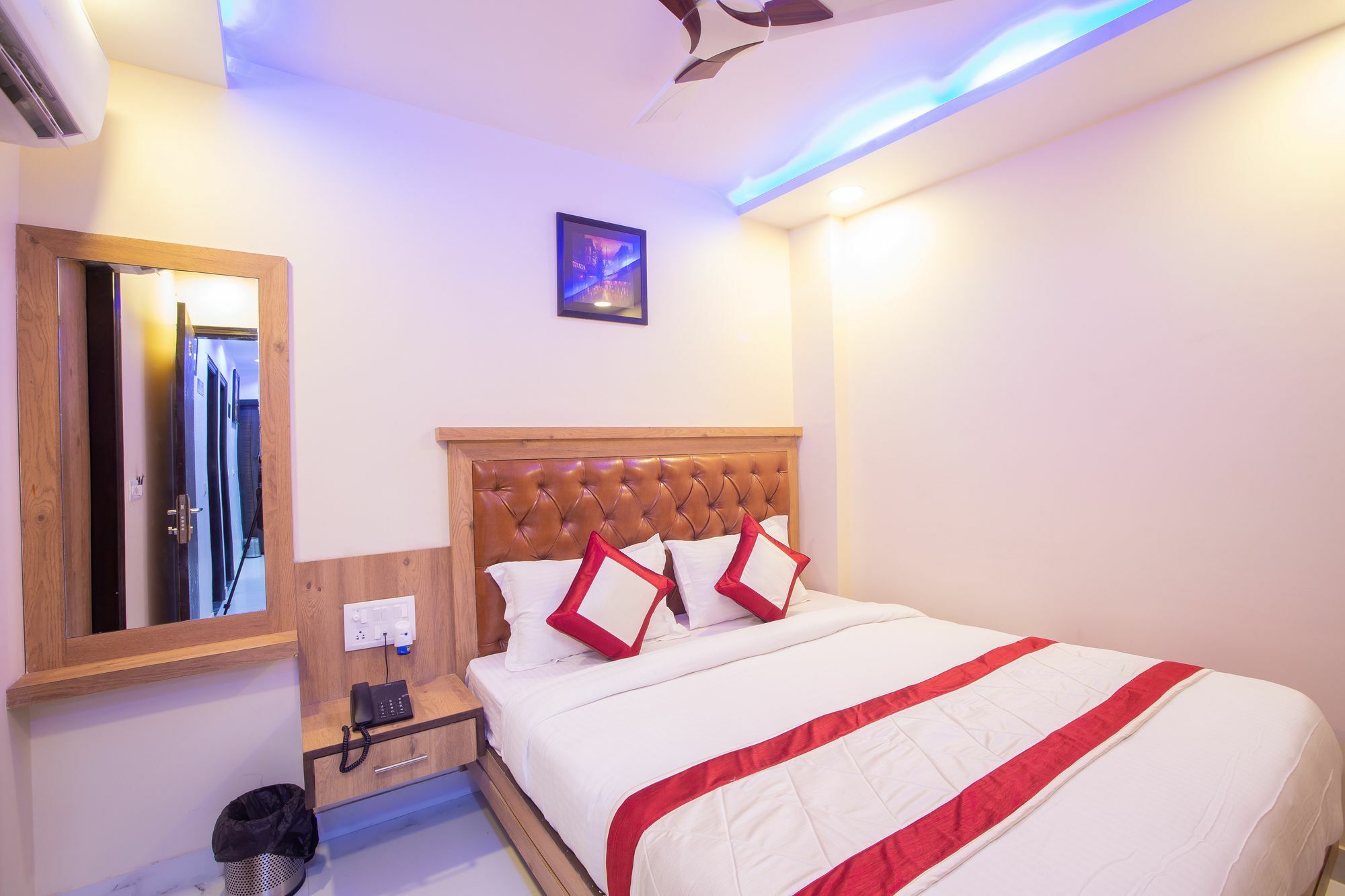 Hotel Sarthak Palace - By Pooja Hospitality ニューデリー エクステリア 写真