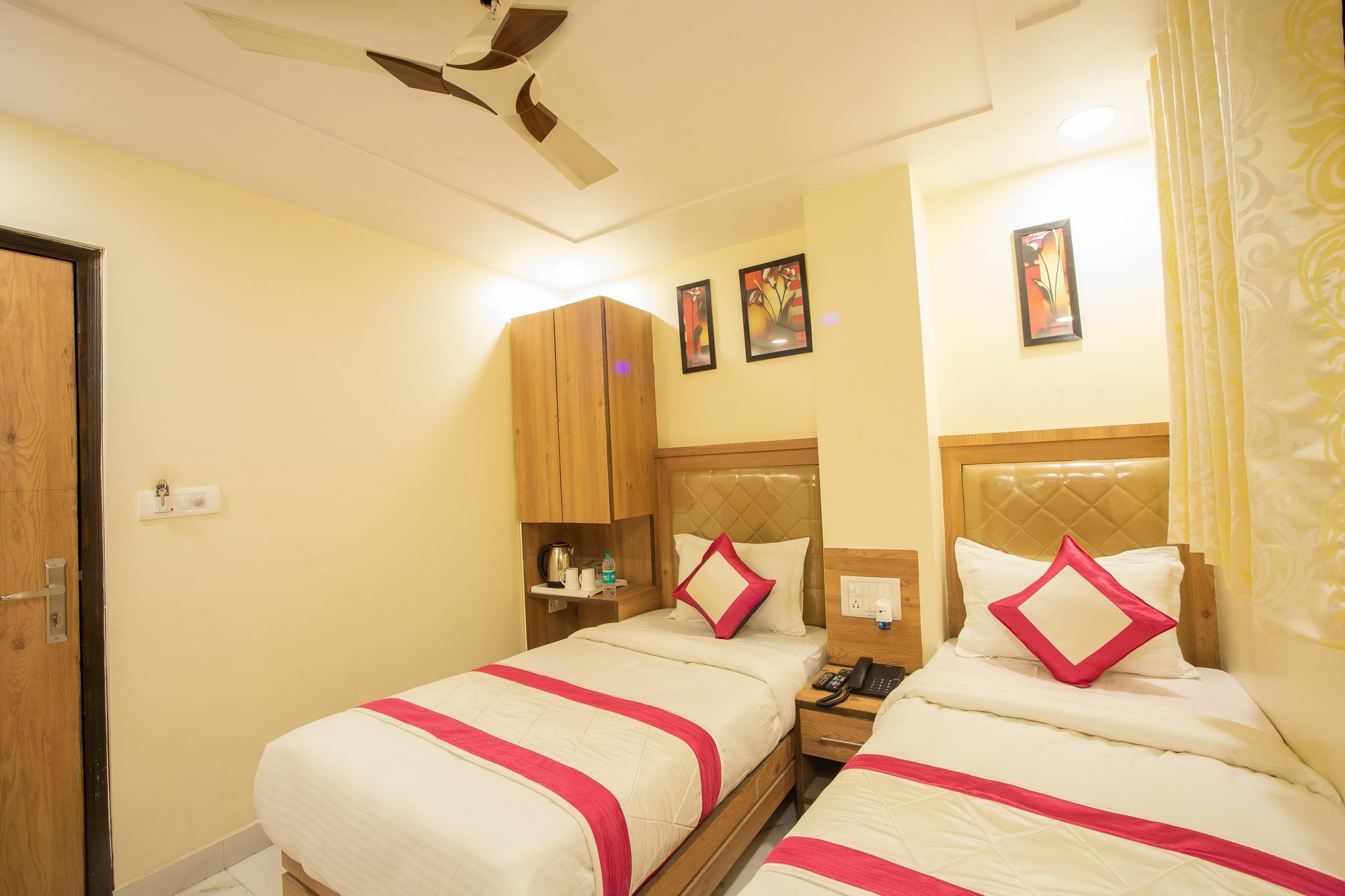 Hotel Sarthak Palace - By Pooja Hospitality ニューデリー エクステリア 写真