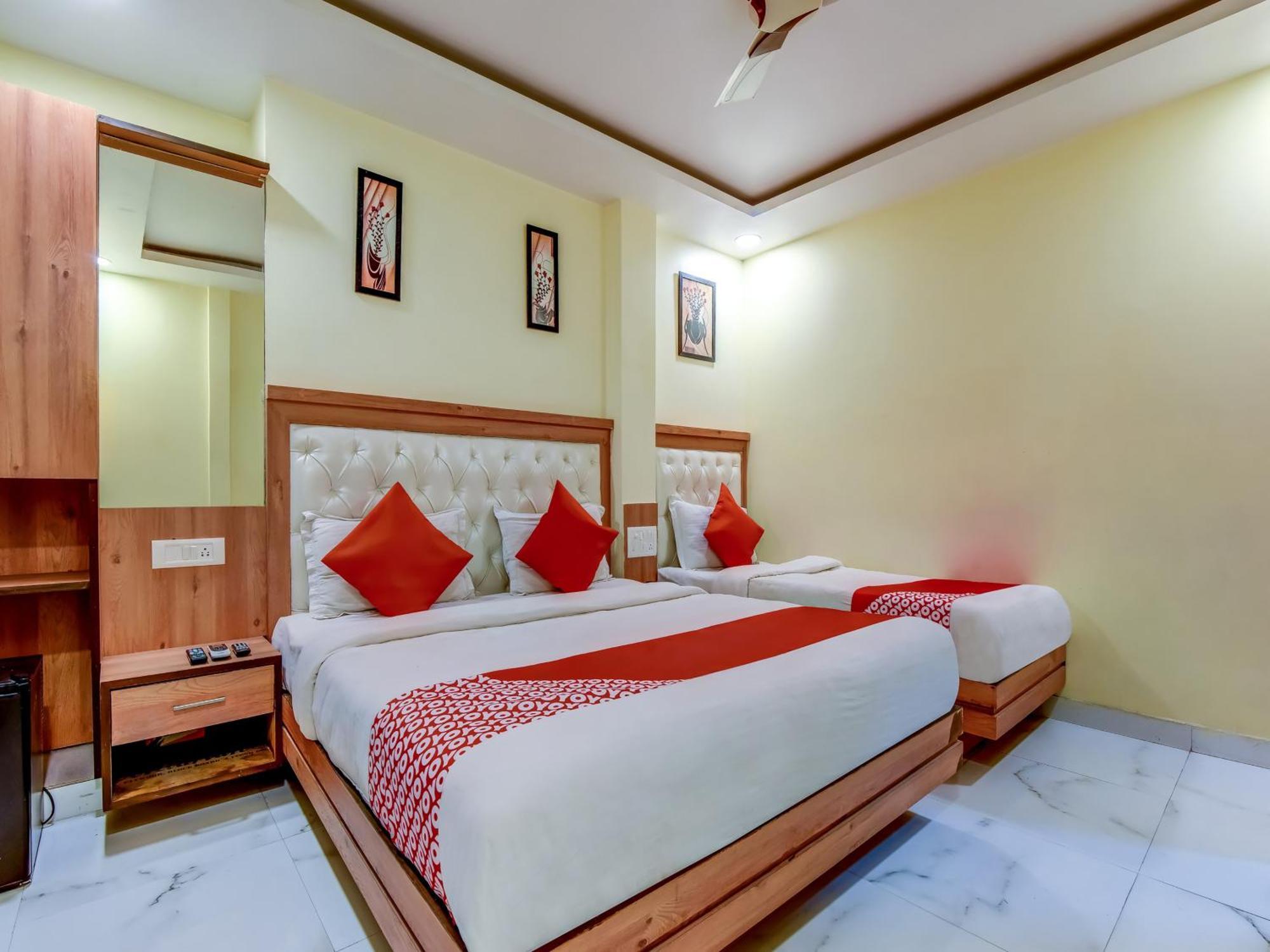 Hotel Sarthak Palace - By Pooja Hospitality ニューデリー エクステリア 写真
